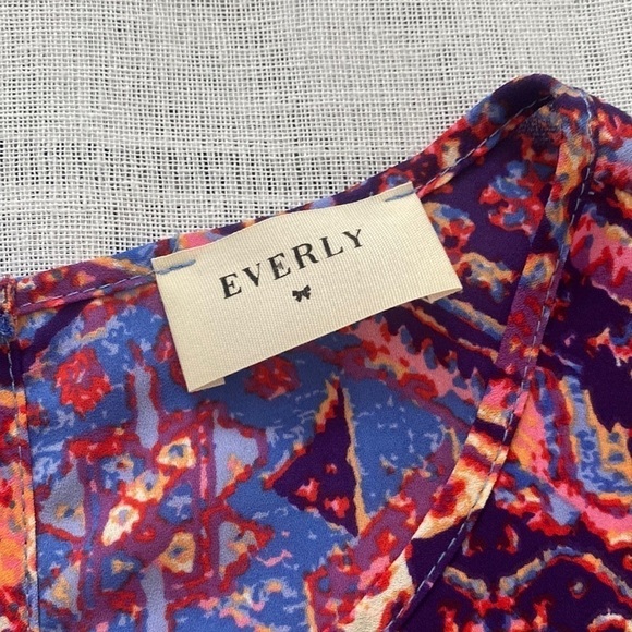 Everly shortsleeved blouse with bright colors and key hole button. - Picture 2 of 7